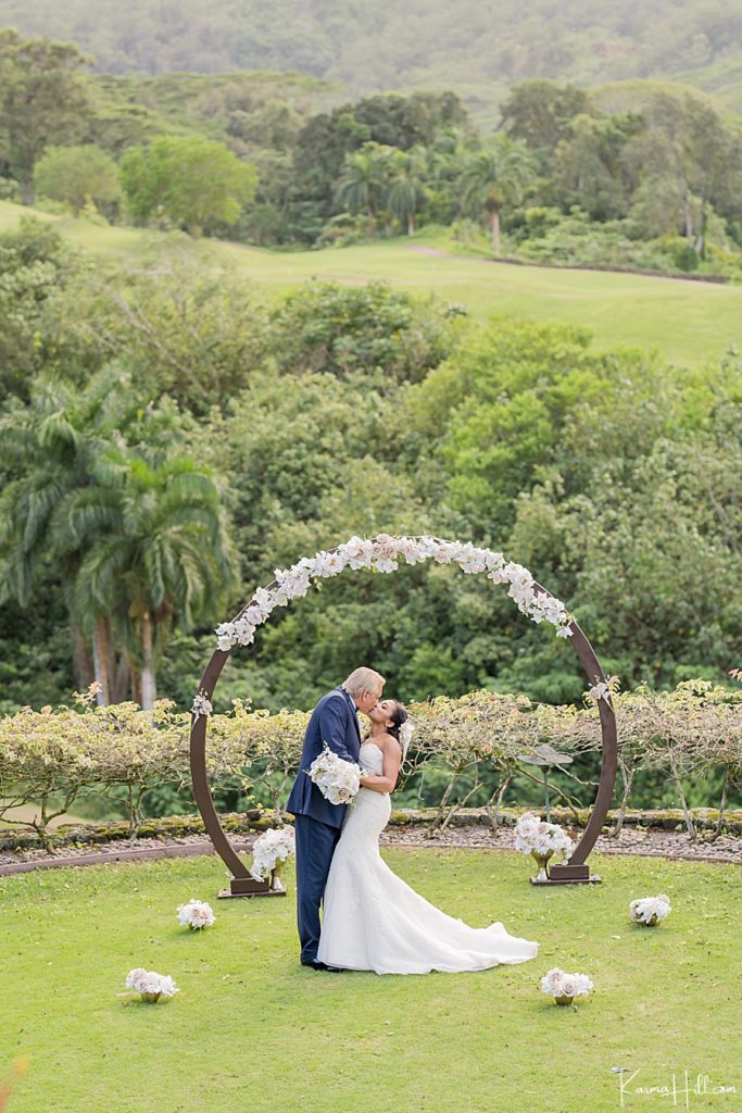 Oahu wedding first Kiss