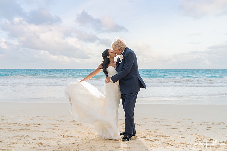 Oahu wedding first kiss