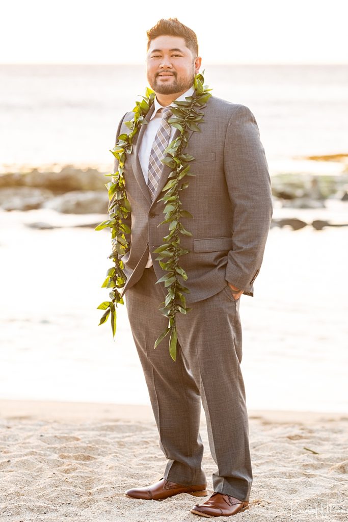 pacific island groom with maile lei and suit on the beach 