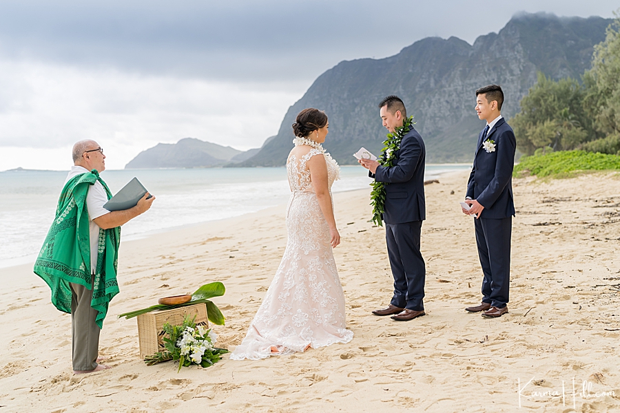 husband reads vows during oahu wedding 