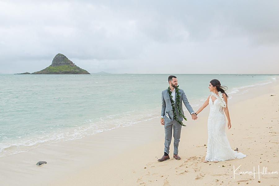 bride and groom at Oahu beach wedding