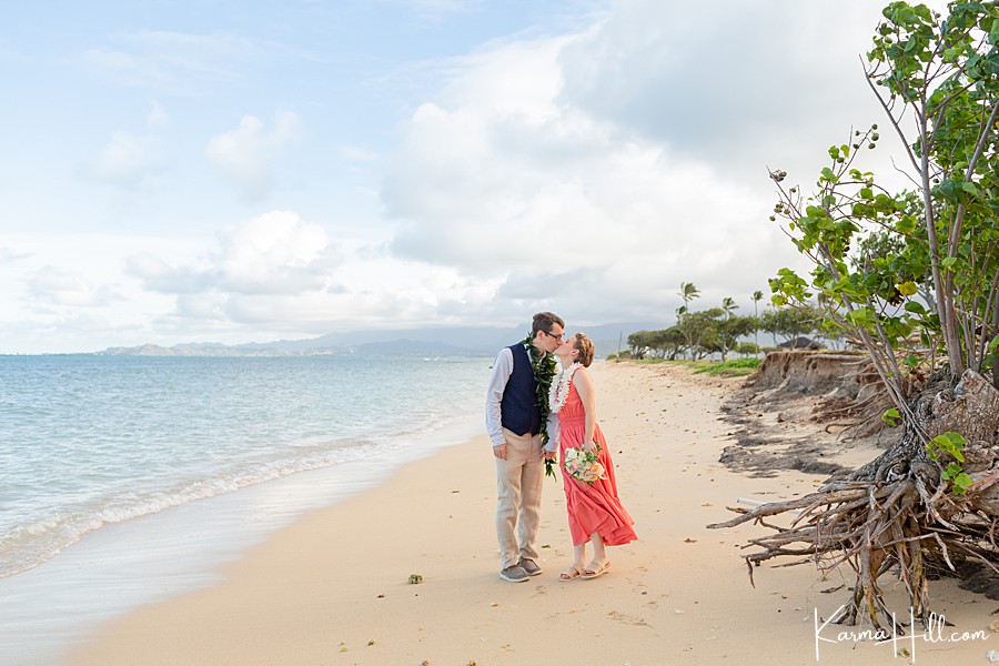 bride and groom at oahu beach wedding
