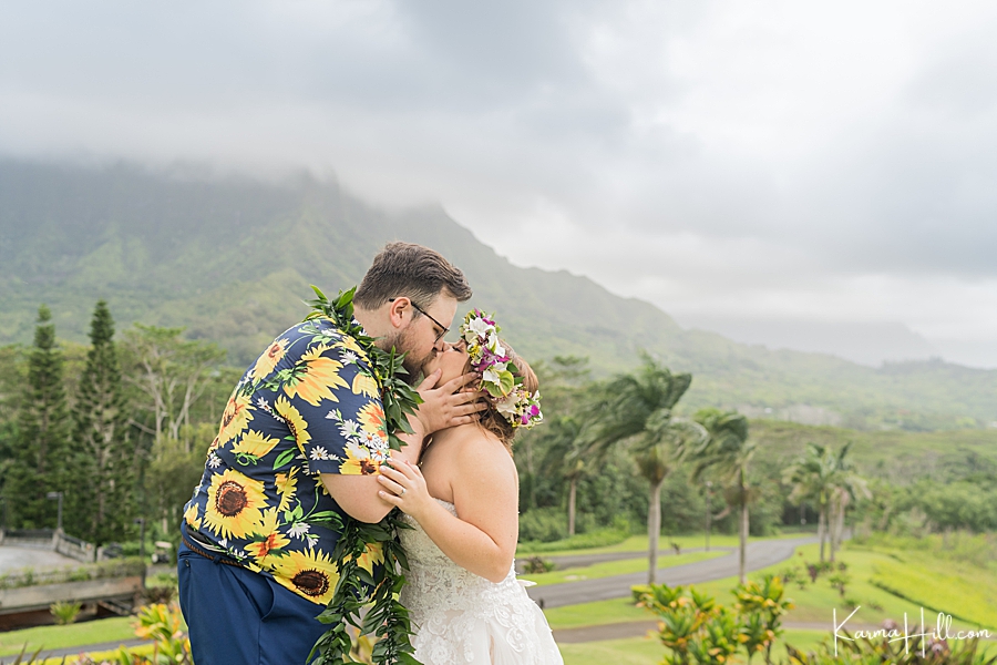 bride and groom wedding kiss photography in hawaii