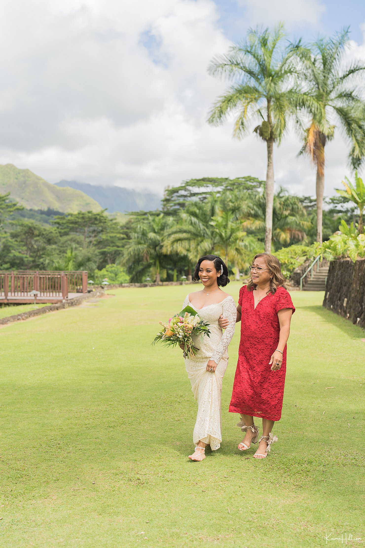 bride walking down aisle at royal hawaiian golf club wedding