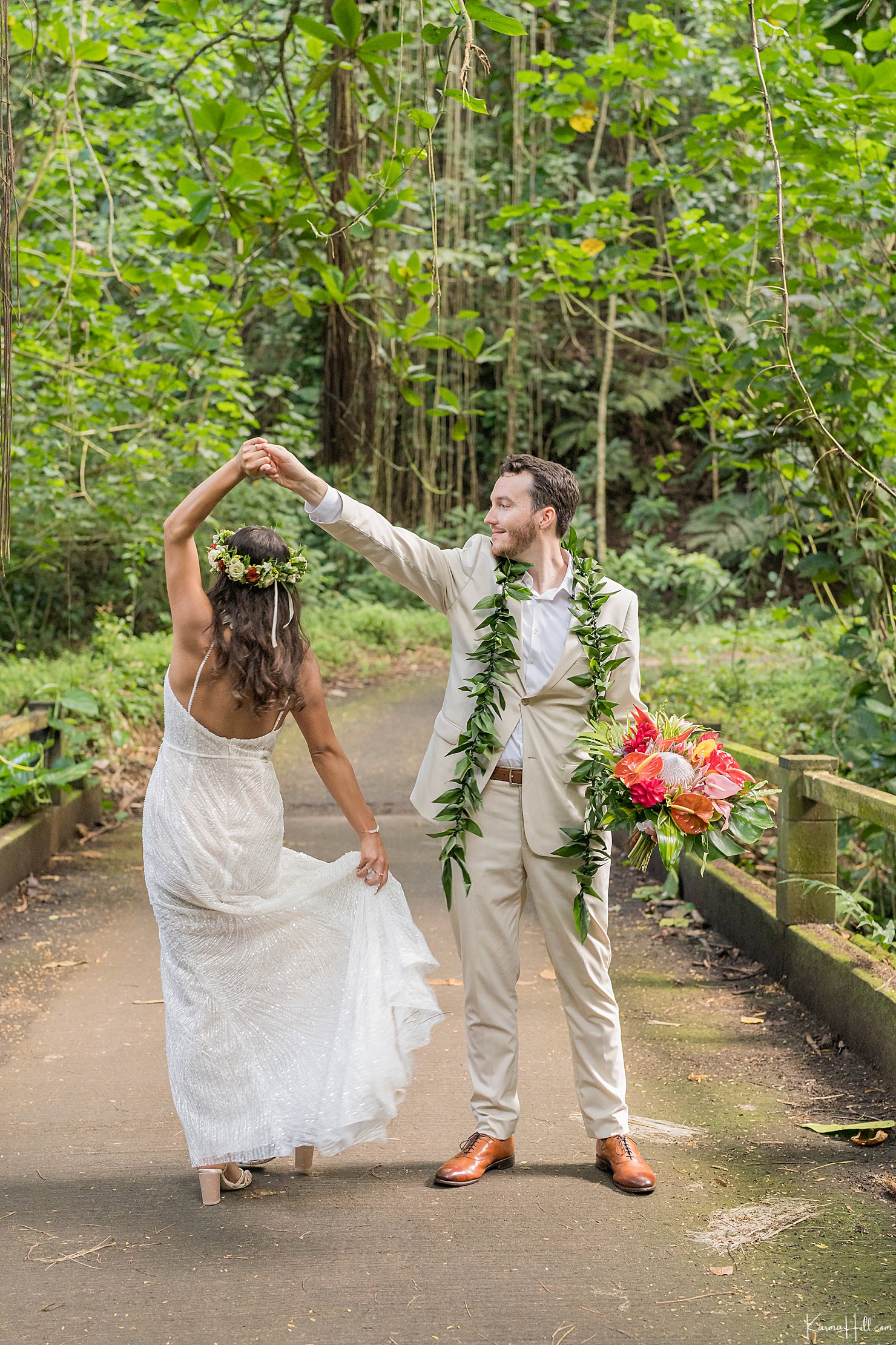 bride and groom in hawaii jungle