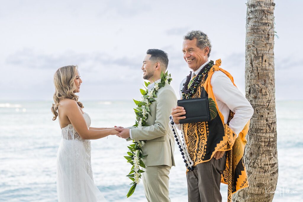 Elegant and joyful ceremony for an Oahu elopement
