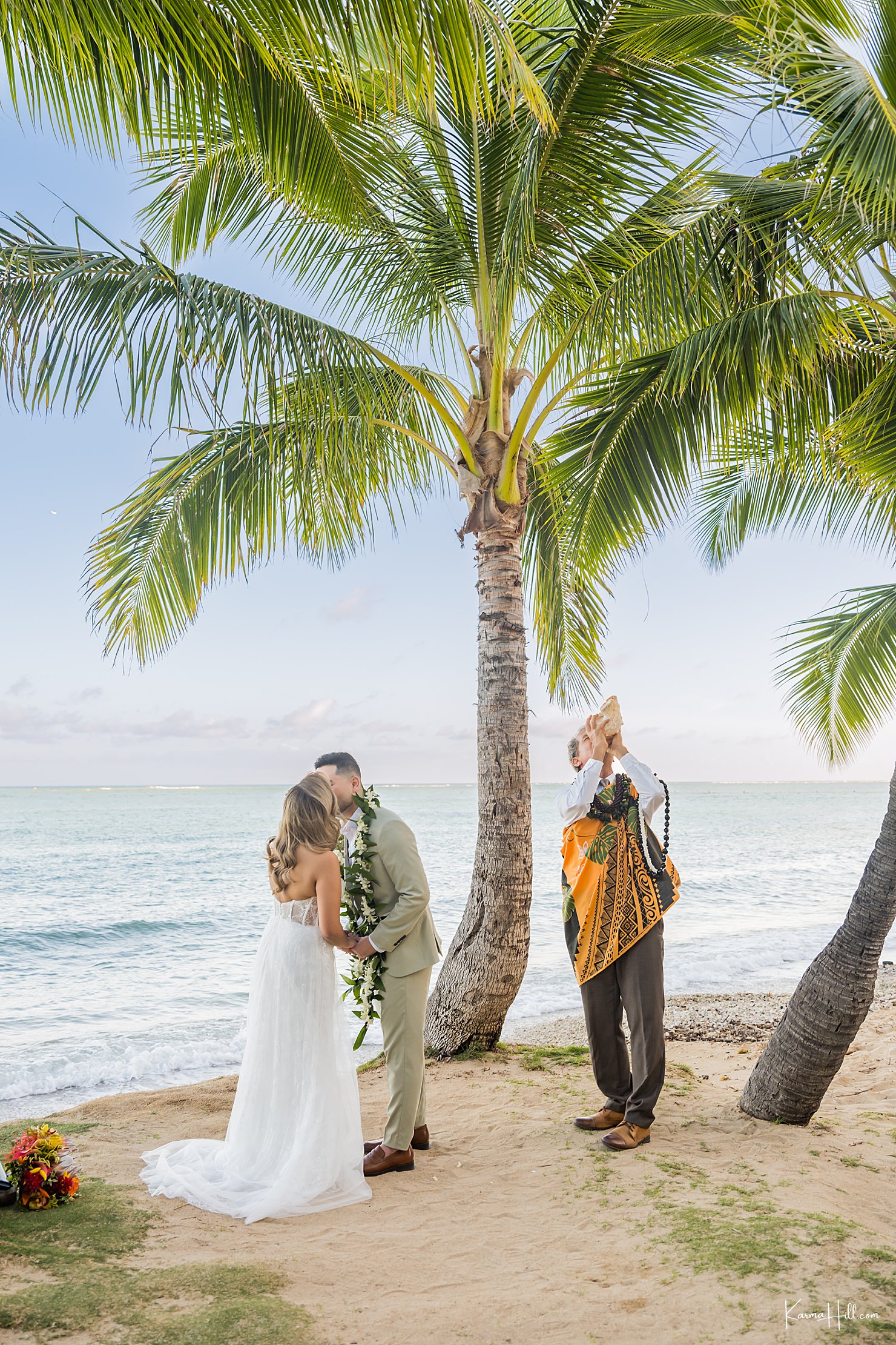 Elope in Oahu and have your first kiss at sunset