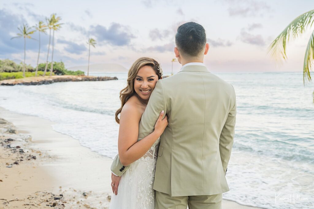 Cute Oahu elopement photography
