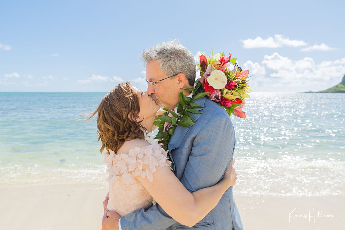 happy couple in hawaii 