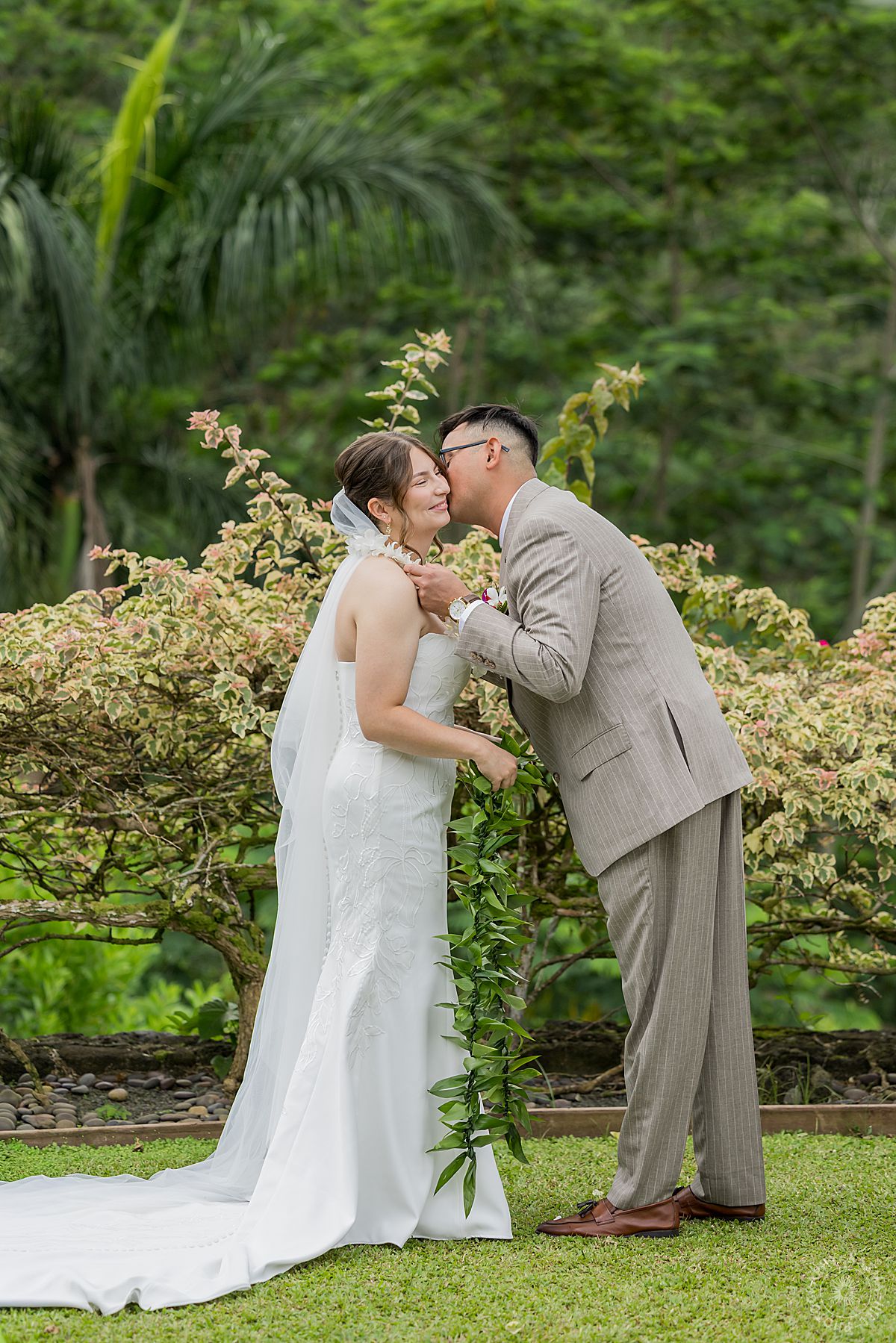 Oahu destination wedding 